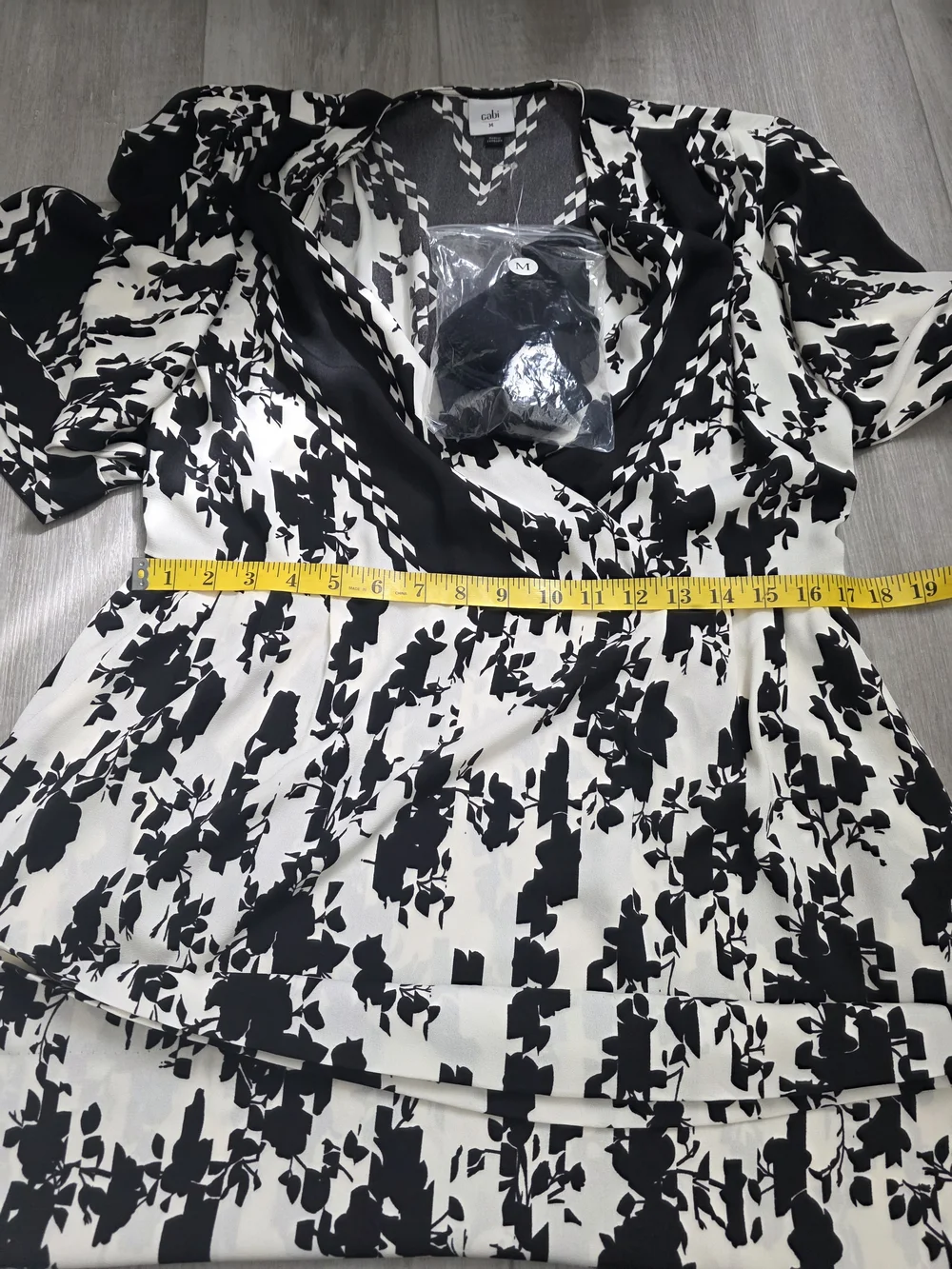 Cabi Black & White Floral V-Neck Dress Size Medium - Picture 10 of 14